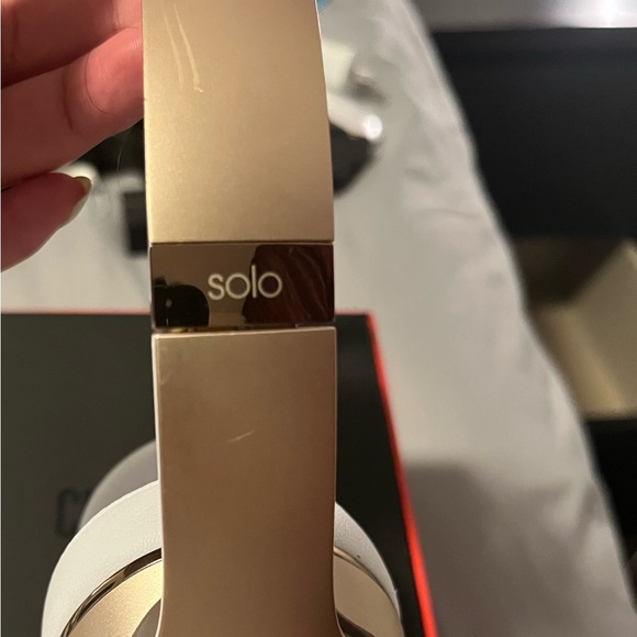 Beats Solo 3 Wireless Special Edition Gold Headphones - Picture 6 of 14